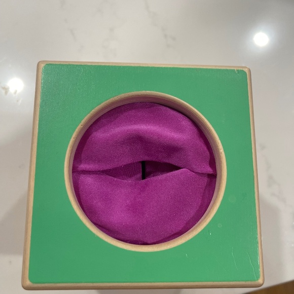 🎉🌈 Lovevery Magic Tissue Box – 6 Cloths Included! - Picture 2 of 4